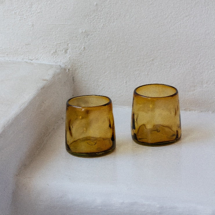 Vaso_óptico_de_vidrio_ámbar_formas_orgánicas