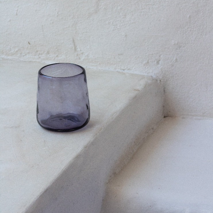 Vaso_óptico_de_vidrio_morado_formas_orgánicas