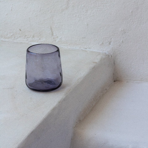 Vaso_óptico_de_vidrio_morado_formas_orgánicas