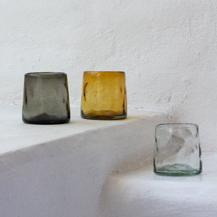 Vaso_óptico_de_vidrio_ámbar_formas_orgánicas