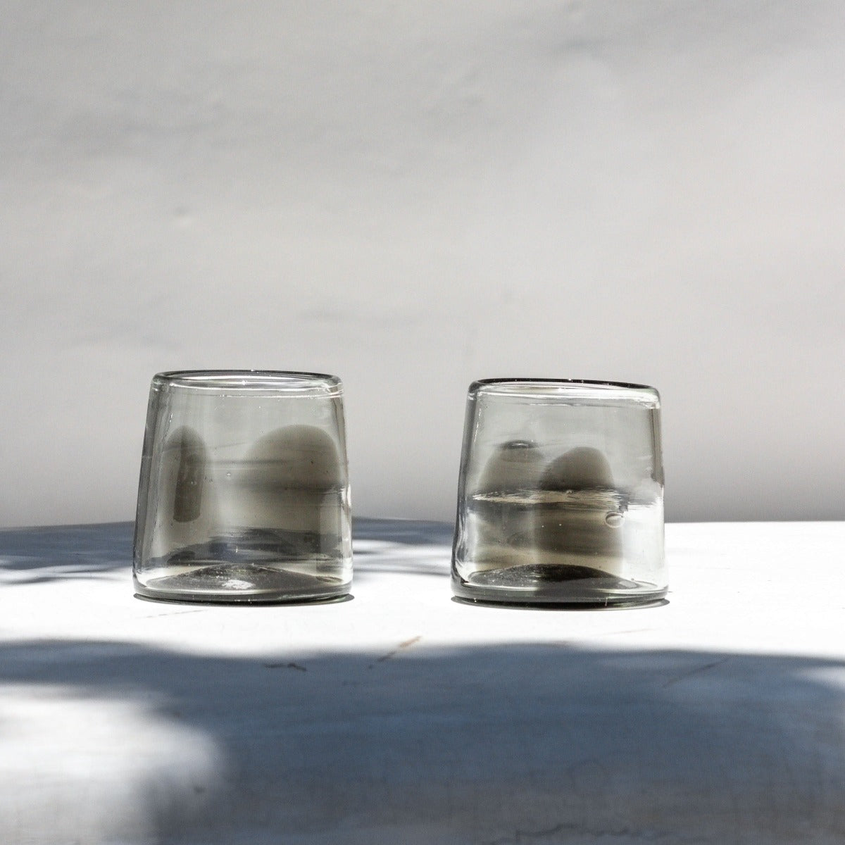 Vaso de vidrio soplado transparente con mancha humo colección brochazo