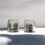 Vaso de vidrio soplado transparente con mancha humo colección brochazo