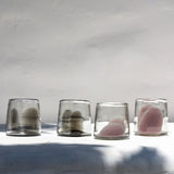 Vaso de vidrio soplado transparente con mancha humo colección brochazo