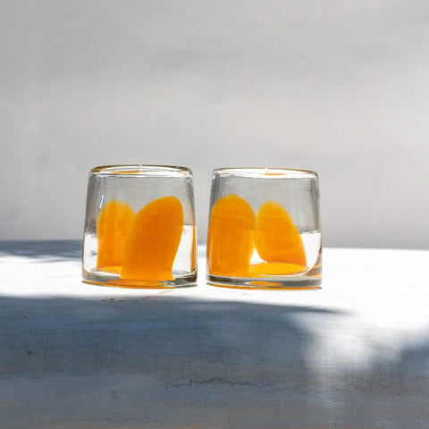 Vaso de vidrio soplado transparente con mancha naranja colección brochazo