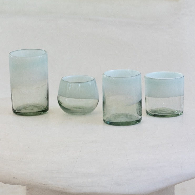 Vaso wolis chico en vidrio soplado transparente con blanco difuminado