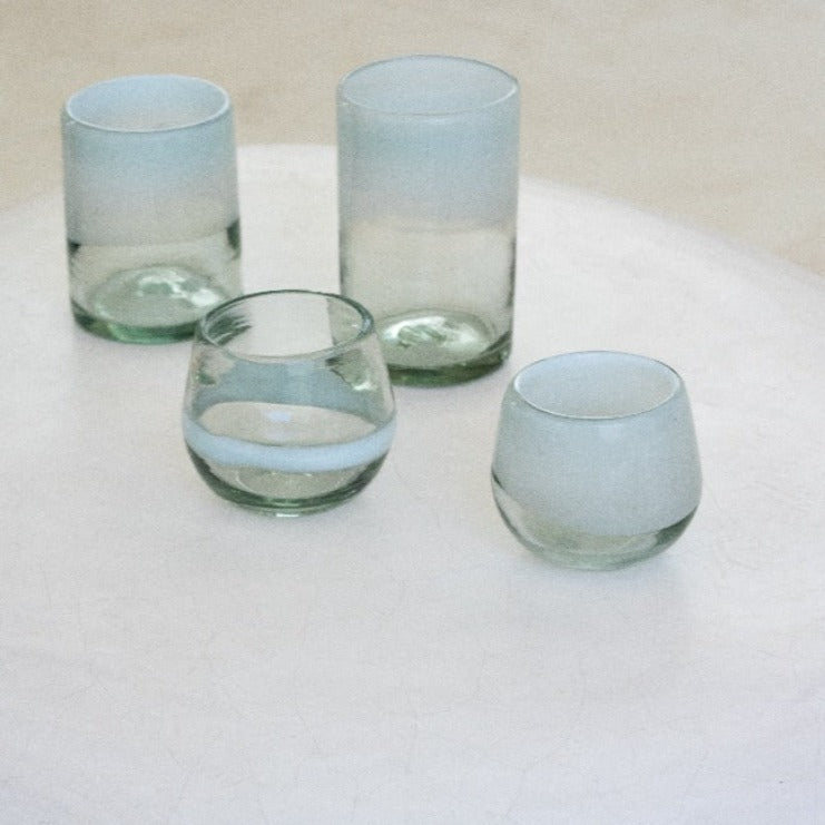 Vaso wolis chico en vidrio soplado transparente con blanco difuminado