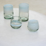 Vaso wolis chico en vidrio soplado transparente con blanco difuminado