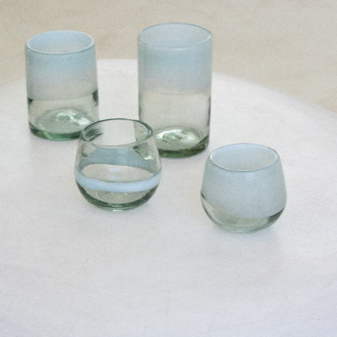 Vaso wolis chico en vidrio soplado transparente con blanco difuminado