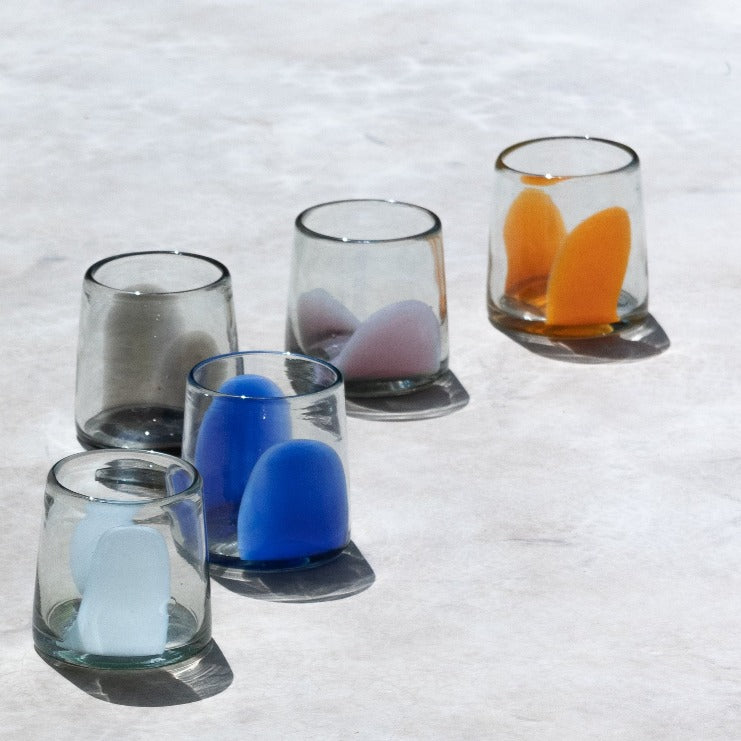 Vaso de vidrio soplado transparente con mancha naranja colección brochazo