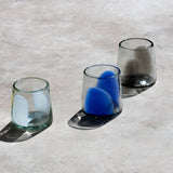 Vaso de vidrio soplado transparente con mancha azul cobalto colección brochazo