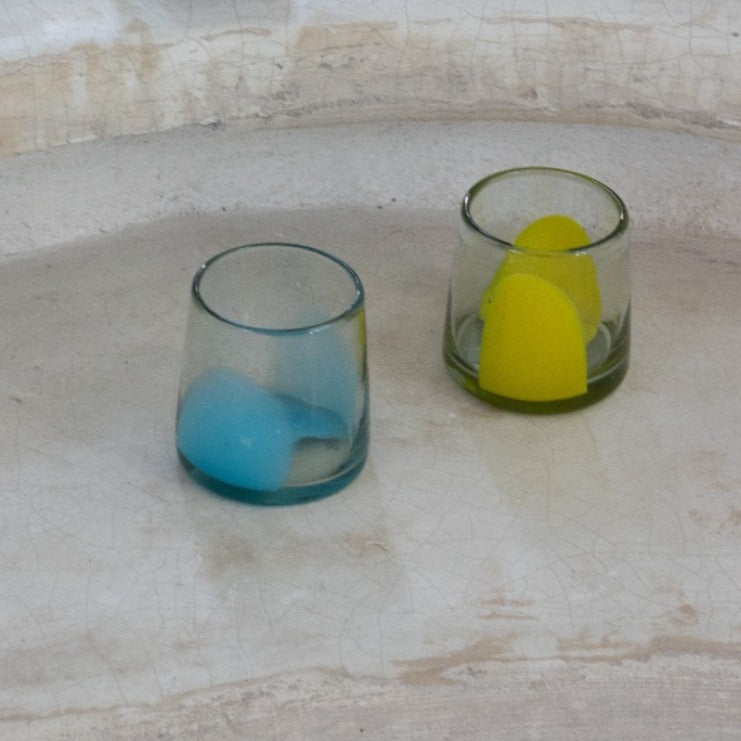 Vaso de vidrio soplado transparente con mancha turquesa colección brochazo