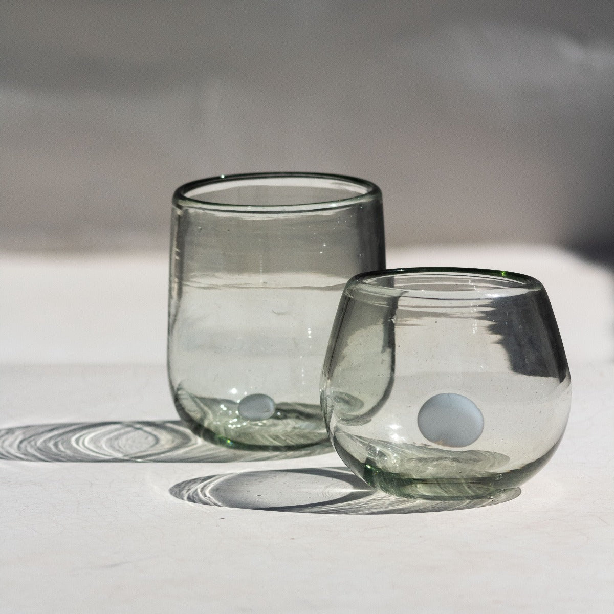 Vaso_de_vidrio_soplado_coleccion_KIIN_transparente_punto_blanco