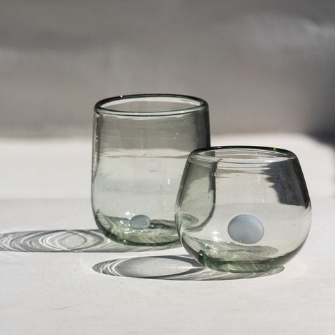 Vaso_de_vidrio_soplado_coleccion_KIIN_transparente_punto_blanco