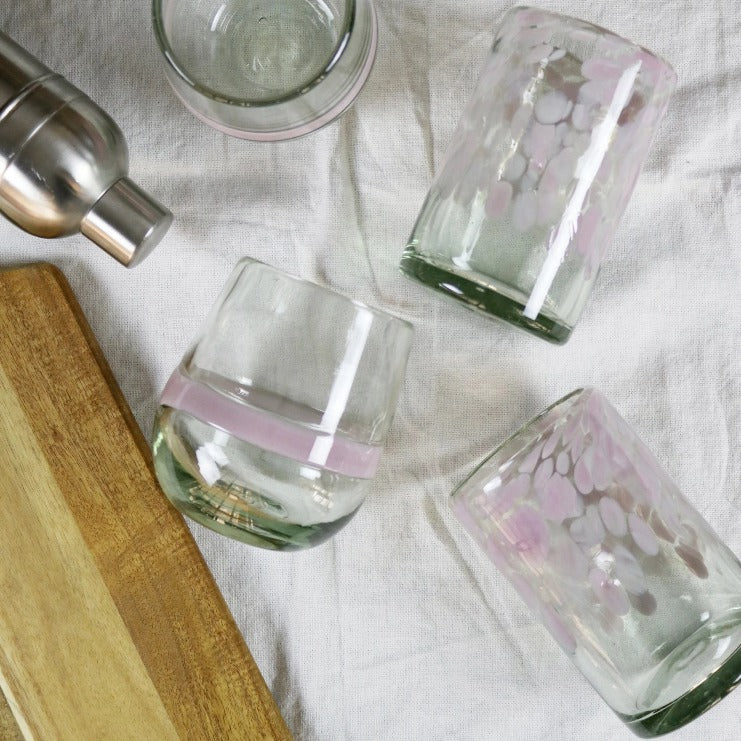 Vaso_wolis_de_vidrio_soplado_transparente_banda_rosa