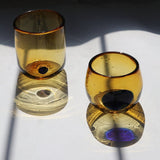 Vaso de vidrio soplado colección KIIN short wolis color ámbar con mancha cobalto