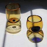 Vaso_de_vidrio_soplado_colección_KIIN_double_old_fashioned_ambar_punto_cobalto